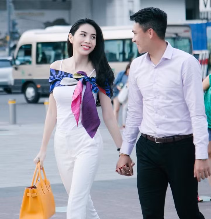 Chưa dừng lại, chỉ với 1 hành động vô cùng nhỏ khi ra đường Công Vinh đều nắm chặt tay Thủy Tiên để netizen thấy cặp đôi này họ yêu nhau đến nhường nào.