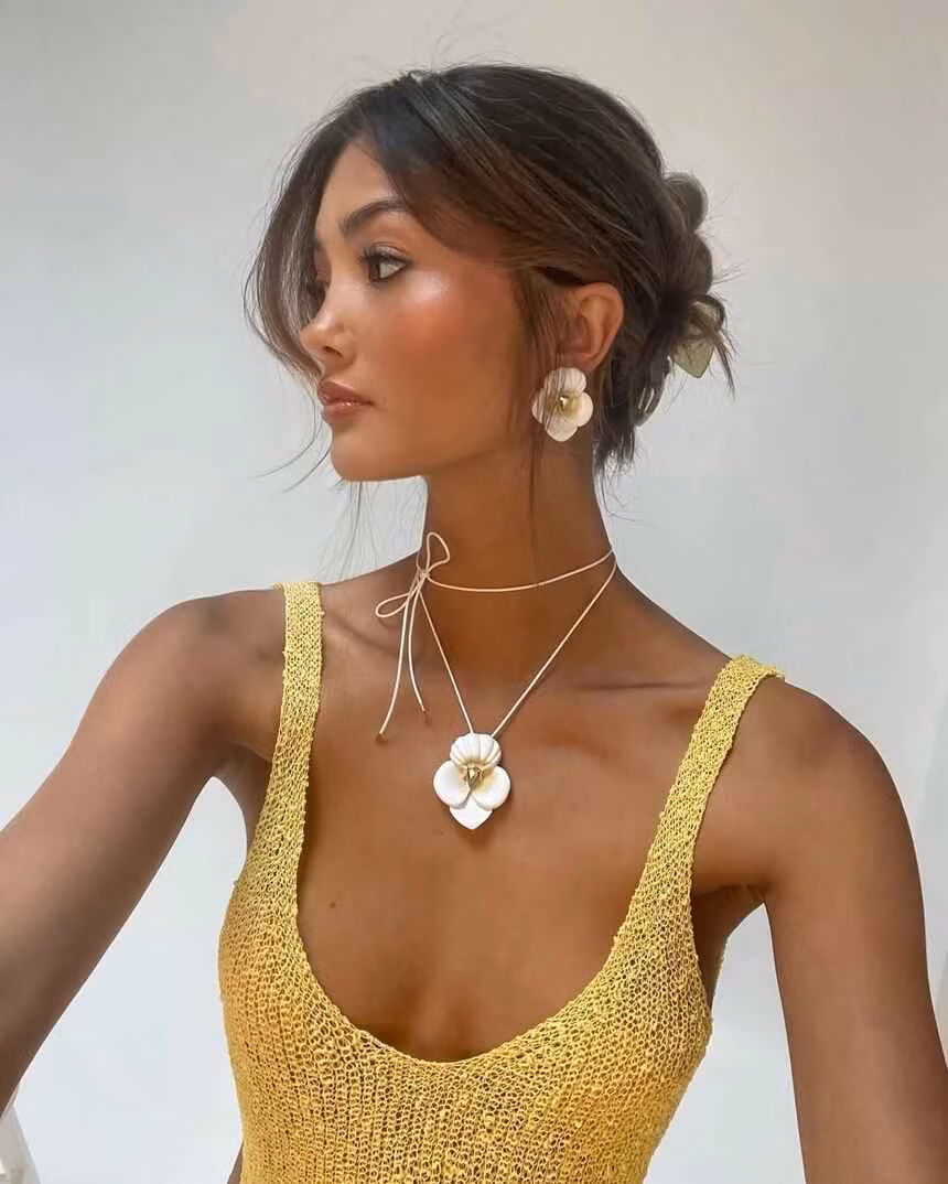 Trước khi trở thành người mẫu nổi tiếng thế giới, Thompson xuất phát điểm là một nhà sáng tạo nội dung trên TikTok.