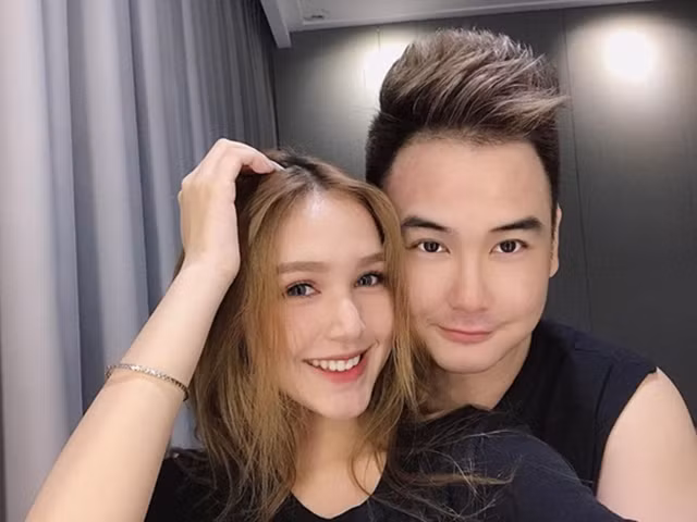 Khi Linh Ngọc Đàm hỏi đôi vợ chồng trẻ về điều gì nuối tiếc nhất và không hài lòng trong hôn lễ, Xemesis cho biết đó chính là việc mình không thể đi hết 65 bàn để cụng ly với khách mời.