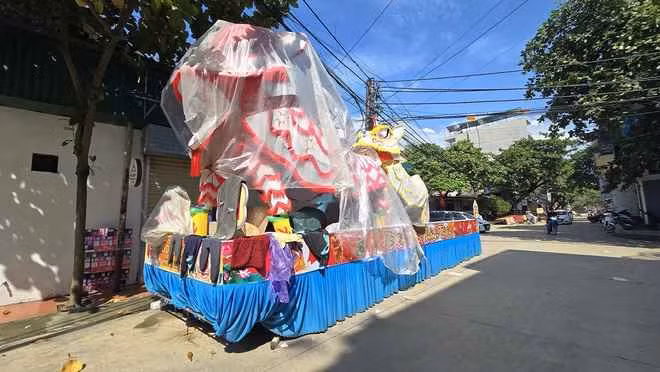 Những mô hình đèn lồng phục vụ lễ hội thành Tuyên hàng năm đều rất rực rỡ nhưng năm nay chúng lại nằm "đắp chiếu" vì bão.