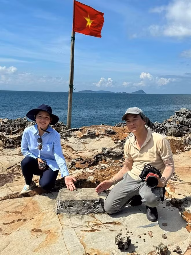 Trước đó, Tùng Thư chia sẻ hình ảnh cô phải đu dây 100m xuống hiện trường tại vùng sạt lở tại Hà Giang khi làm phóng sự.