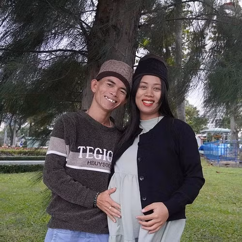 Không chỉ vậy, hiện tượng mạng này còn làm quen và cưới được vợ tên là Bông Lan.