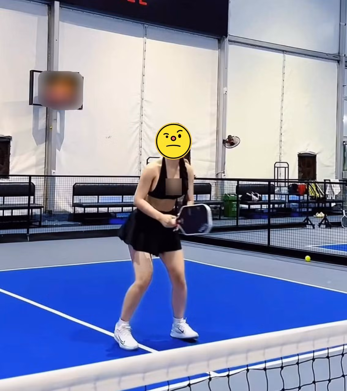 Ngoài ra, những cách tạo dáng phản cảm của cô gái cũng bị đánh giá như đang cố tình tạo sự chú ý, thách thức dư luận.
