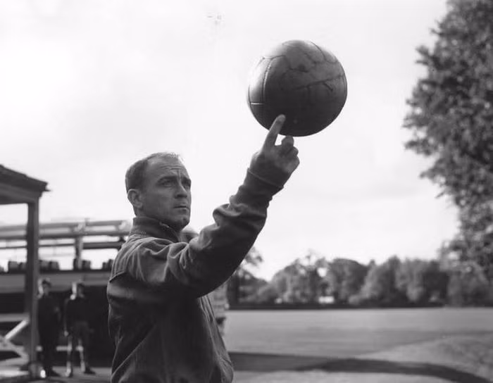 Huyền thoại số 1 của Real Madrid Di Stefano từng khoác áo các đội tuyển Argentina, Tây Ban Nha và Colombia nhưng chưa một lần đá VCK World Cup. Thời đó luật quốc tịch và cầu thủ thi đấu của FIFA còn rất thoáng.
