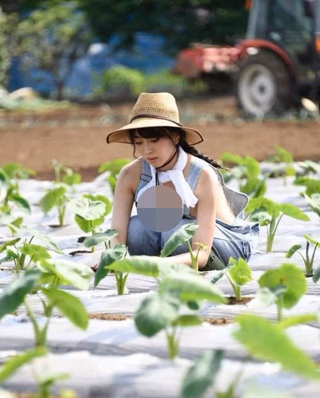 Bên cạnh những ý kiến trái chiều thì cũng có ý kiến cho rằng, đây đơn giản chỉ là bộ ảnh lấy cảm hứng từ công việc nhà nông của hot girl Thái Lan trên..