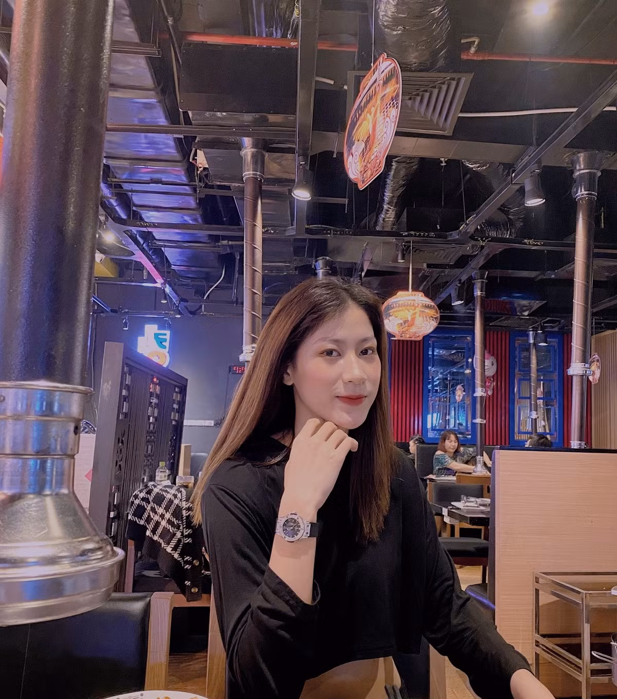 Bên cạnh hàng nghìn lượt thích, hàng trăm bình luận bày tỏ sự ngạc nhiên, thậm chí nói vui rằng không nhận ra Kiều Trinh trước vẻ đẹp đầy nữ tính, sang trọng của nữ VĐV này.