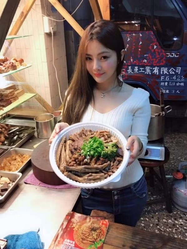Người đẹp bán thịt lợn Trung Quốc diện thiết kế áo khoét nách thu hút sự quan tâm. Chỉ một khoảnh khắc mặc đẹp cũng giúp "cô gái vô danh" này được quan tâm và trở nên nổi tiếng.