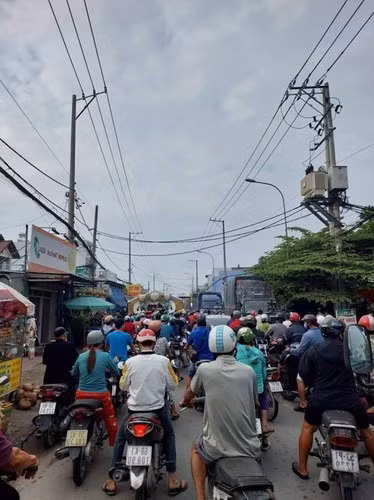Vì quá bức xúc, nam tài xế đã thông báo cho mọi người rời khỏi rạp cưới rồi nhấn ga san phẳng luôn rạp cưới này.