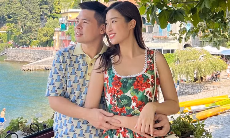 Thời điểm yêu nhau, cả hai khá kín tiếng, không công khai mối quan hệ trên mạng xã hội nhưng nhiều lần lộ hint, được bắt gặp sánh đôi trong nhiều sự kiện.