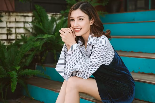 Đặng Phạm Phương Chi sở hữu profile cực khủng với hàng loạt danh hiệu tại nhiều cuộc thi thời trang, sắc đẹp. Tuy nhiên, nhiều người tỏ ra bất ngờ trước quyết định bỏ showbiz và rẽ sang làm streamer của cô nàng.