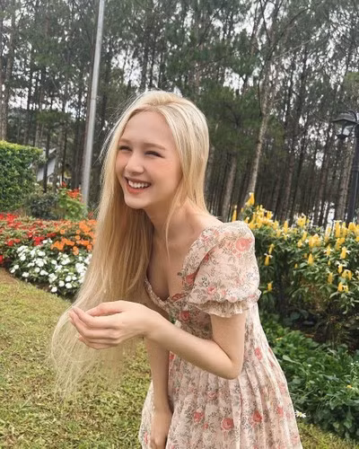 Như mới đây, hot girl Xoài Non đã đăng tải hình ảnh tình tứ bên Xemesis cùng dòng trạng thái ngọt ngào: “Anh cứ việc yêu em, còn lại để em lo”.