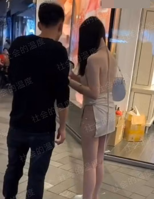Thậm chí, trong một khoảnh khắc được ghi lại, một người đàn ông đi đường khi nhìn thấy cô nàng mặc trang phục này thì có biểu cảm khá phức tạp.