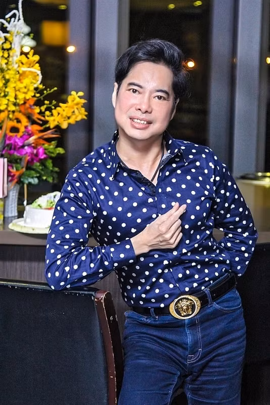 Theo tiết lộ của giọng ca "Tình cha", anh phải bán đi 3 căn nhà và thêm 1.000 cây vàng mới sở hữu được biệt thự hơn 100 tỉ này.
