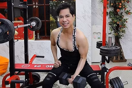 Chính vì thế, một góc phòng khách của biệt thự có khu vực chơi bóng bàn. Nội thất chủ đạo được mua từ Châu Âu và do đích thân nam danh ca tuyển chọn.