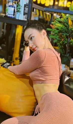 Angela Phương Trinh rất tích cực chia sẻ các hình ảnh nhấn mạnh vào cơ bắp cuồn cuộn trên đôi tay hay lưng mình.