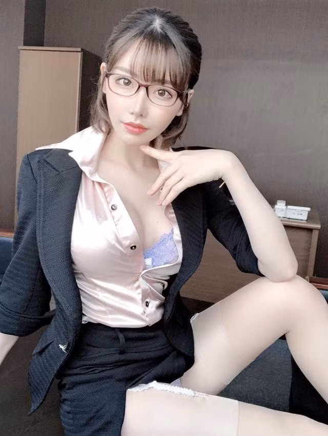 Trước khi theo đuổi sự nghiệp diễn viên, Eimi từng hoạt động trong một nhóm nhạc nữ nhưng khá bấp bênh. Cô cho biết bản thân còn bị quản lý quấy rối bằng, dạy dỗ đủ điều theo cách của họ khiến Eimi khó chịu.