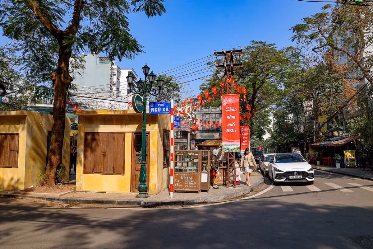 Quanh khu vực này sẽ có mô hình các toa tàu điện. Mỗi toa tàu mang một chủ đề ẩm thực của Hà Nội xưa, từ thóc – lúa – gạo đến bún – phở, bếp – chạn – mâm.