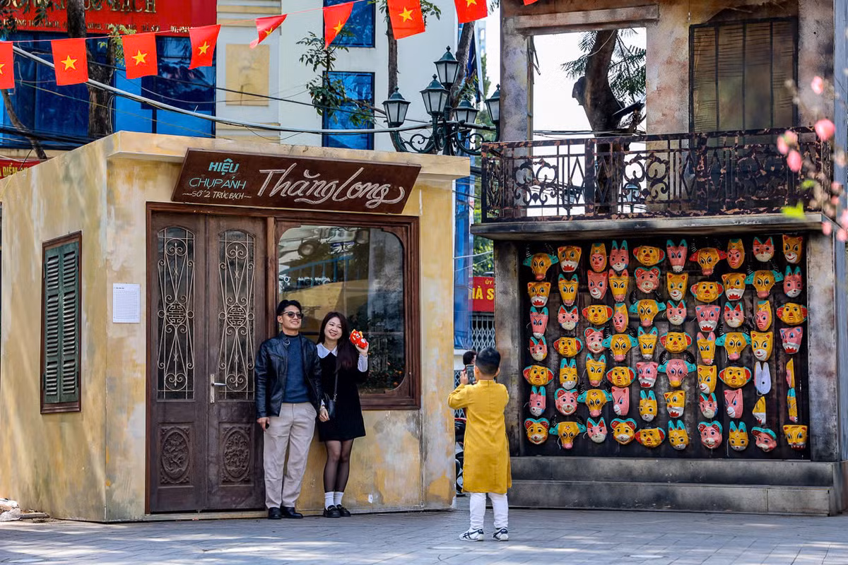 Đông đảo người dân diện trang phục đẹp đến đây chụp ảnh. Đặc biệt, nằm trên cung đường nhiều khách du lịch, đêm hội cũng thu hút sự quan tâm của du khách nước ngoài.