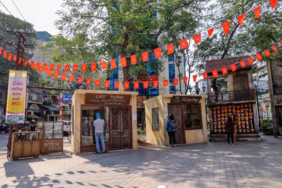 Từng góc nhà, từng tấm bảng hiệu đều được phục dựng giống với cái Tết của người Hà Nội cách đây vài chục năm.