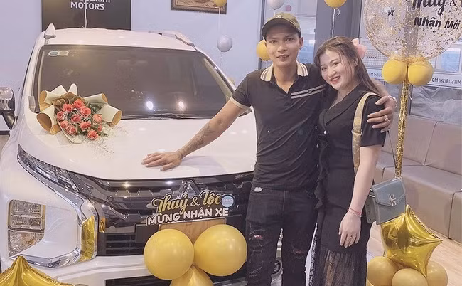 "Chúc mừng Lộc nhé, mới đây đã làm CEO rồi", "Bình thường chỉ thấy Lộc phụ hồ, giờ ngồi ghế giám đốc trông nó lạ lắm", "Chúc công việc thuận lợi nhé", Một số dân mạng bình luận.