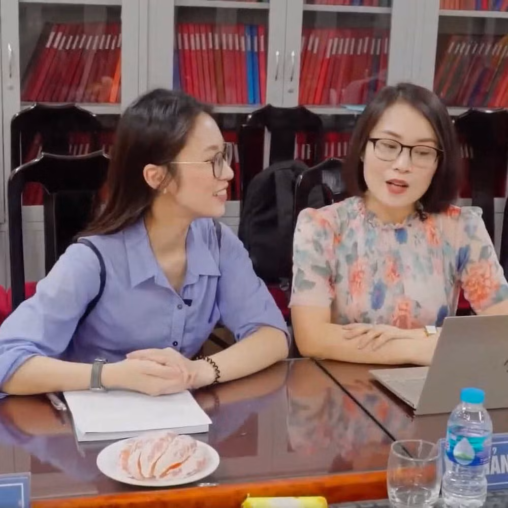 Theo lời giới thiệu của Khánh Vy có thể biết được chị gái Cẩm Tú cực kì giỏi. Hiện tại cô đang là tiến sĩ khoa học, giáo dục tại Đại học Quốc gia Hà Nội.