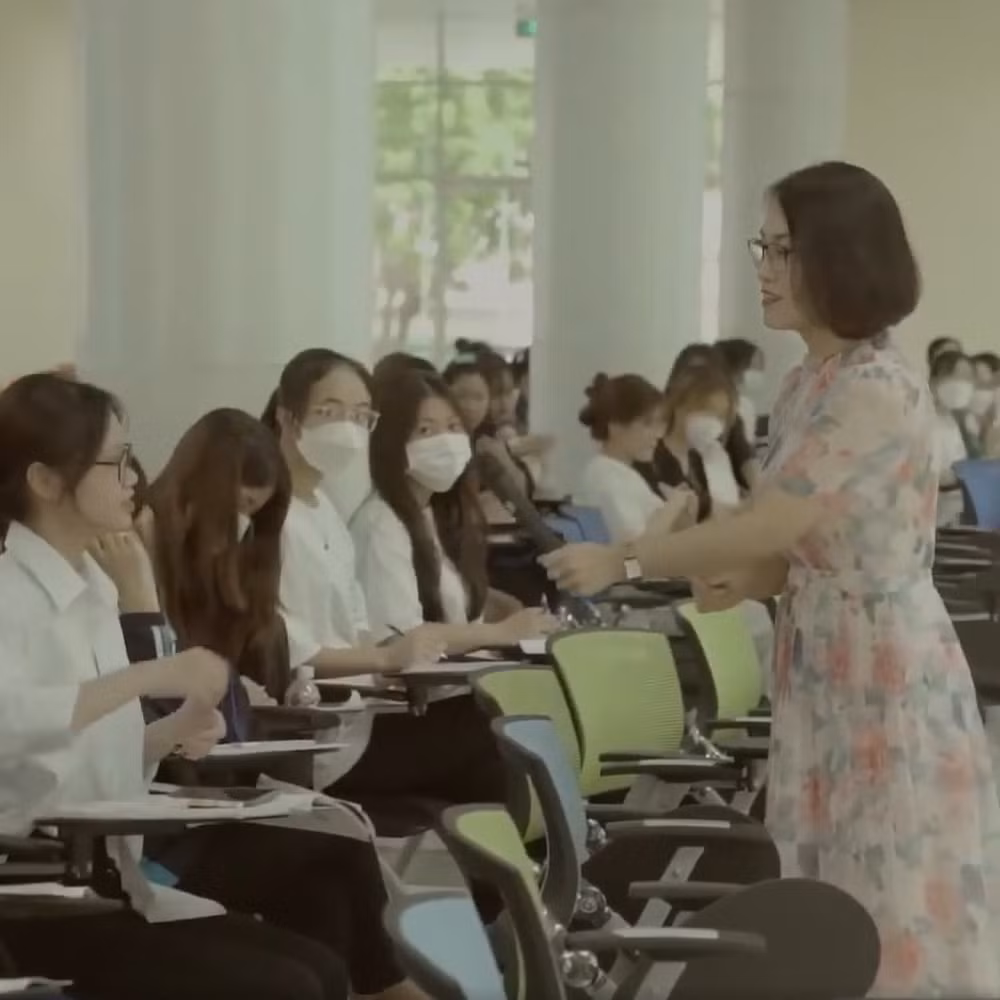 Đồng thời, nữ MC còn tự hào nói rằng chị gái là nguồn cảm hứng của mình vì trong các cuộc bảo vệ đều đạt thủ khoa. Điều này quả thực không hề dễ bởi lẽ để qua được cuộc bảo vệ đã khó, thủ khoa phải là người cực kì đỉnh về kiến thức, kĩ năng.