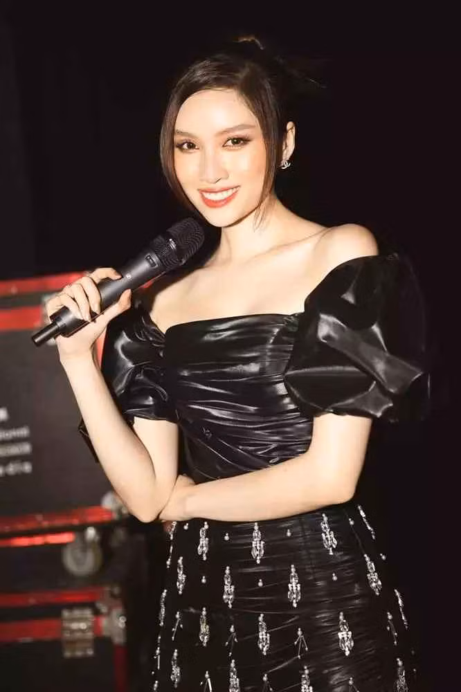 Ngoài ra, nữ MC Thanh Huyền còn gây ấy tượng khi lọt Top 15 Hoa Hậu Hoàn Vũ Việt Nam năm 2015.