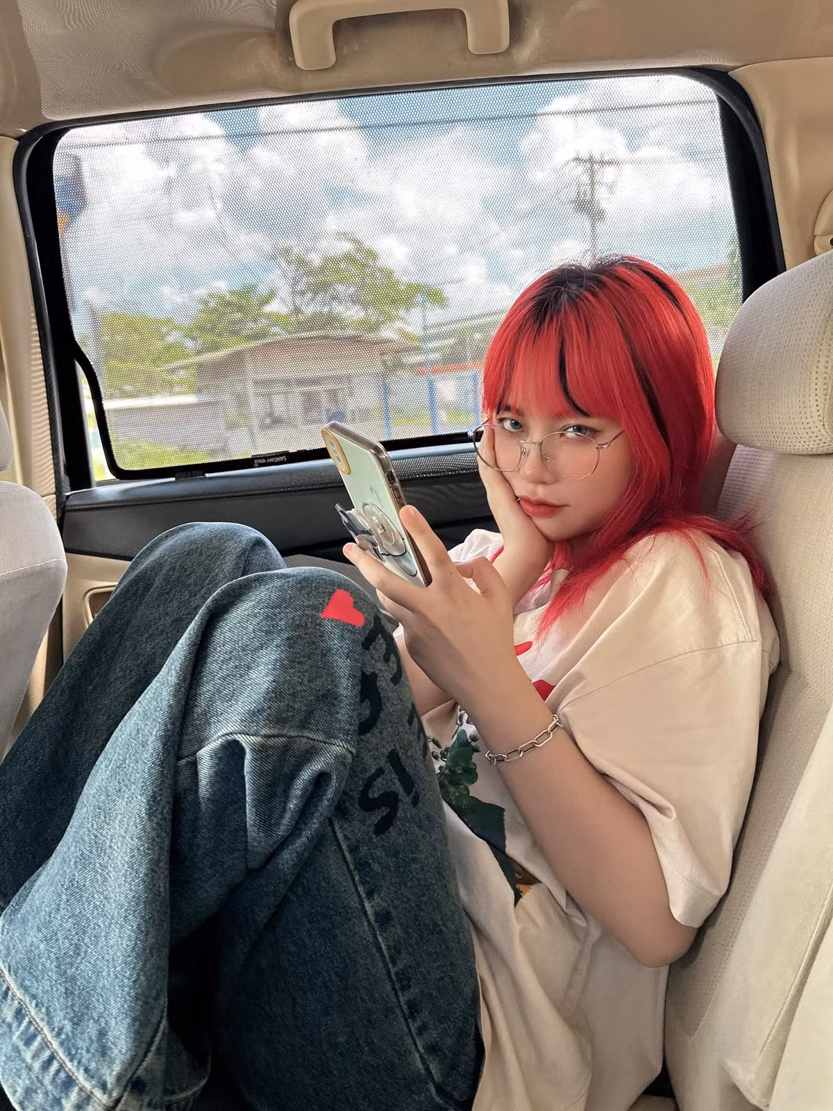Kể từ thời điểm tìm được bí quyết "sử dụng nhan sắc", nữ streamer chưa bao giờ khiến fan phải thất vọng. Cô nàng liên tục thử sức với nhiều style khác nhau và đều khá thành công.