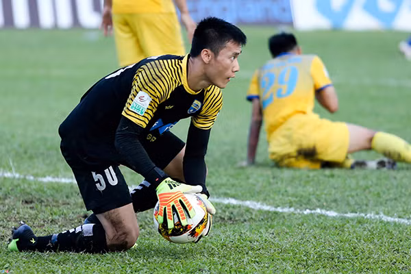 Sau 3 năm rèn giũa, năm 2016, Bùi Tiến Dũng được Thanh Hóa đăng ký thi đấu tại V-League và đến năm 2017, anh được đưa lên đội một.