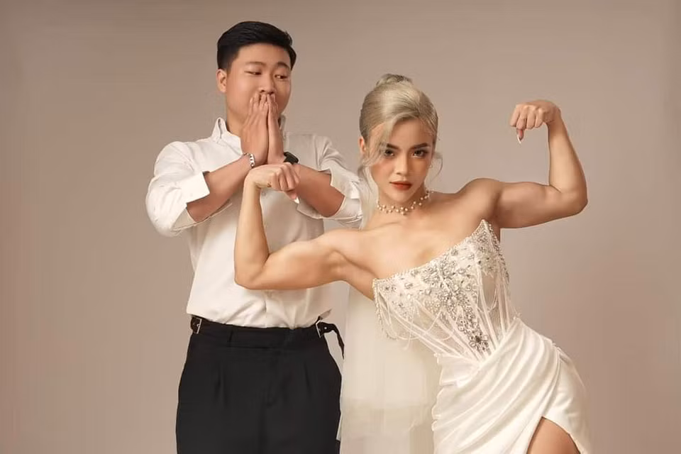 Mong muốn tạo sự khác biệt nên trong bộ ảnh cưới, nữ gymer Hà Nội là Nguyễn Hồng Hạnh đã tự tin khoe cơ bắp khi mặc áo cưới, ẵm chồng…