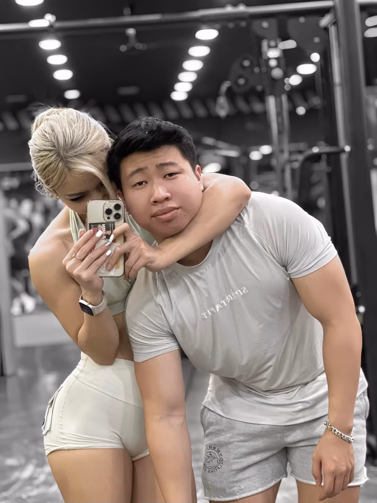 Hạnh cho biết phải dành nhiều tháng để thuyết phục bố mẹ, đồng thời chứng minh bằng những thành tích trong lĩnh vực thể hình như huy chương vàng giải VPF Invitational Amateur 2, hạng cân 57 kg…