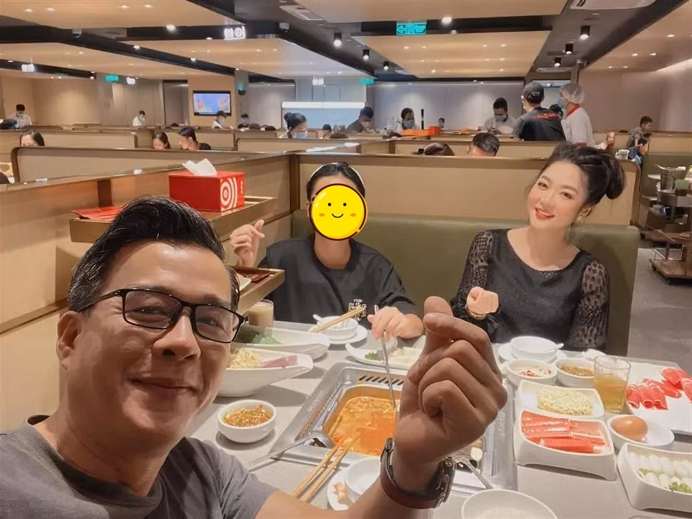“Vua cá Koi” còn thích ở bên vợ cả trong đời sống hàng ngày mỗi khi không có việc bận.
