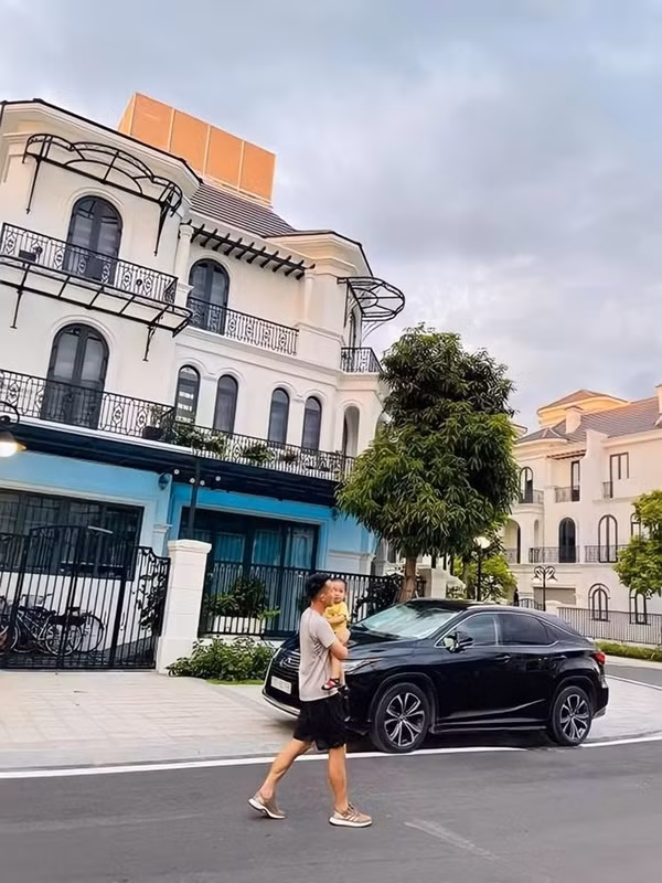 Và đáng nói hơn cả, bà xã của Hùng Dũng lại chẳng có mấy hứng thú với bóng đá nhưng lại “chốt đơn” người chồng làm cầu thủ. Cứ mỗi trận đấu Hùng Dũng xuất hiện trên sân, Triệu Mộc Trinh lại chọn cho mình một góc khán đài lặng lẽ nhìn bạn trai thi đấu. Họ yêu nhau lặng lẽ rồi đến một ngày cặp đôi quyết định về chung một nhà trước sự bất ngờ từ nhiều người hâm mộ.