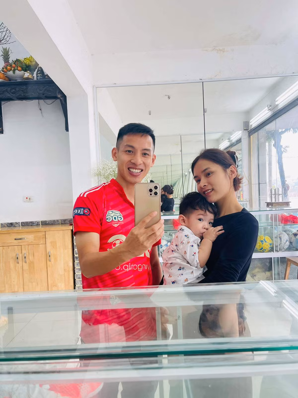 Thời điểm Hùng Dũng gặp chấn thương nặng, đối diện với nguy cơ phải từ giã sân cỏ, bà xã Mộc Trinh luôn túc trực ở bên chăm sóc cho tới ngày anh bình phục. Nhờ vậy mà một lần nữa, Hùng Dũng khiến mọi người nể phục khi chỉ ít tháng sau đã bắt đầu luyện tập và nhanh chóng lấy lại phong độ để thi đấu cho tuyển quốc gia.