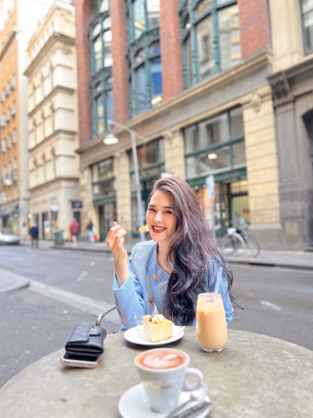 Những khó khăn từng trải khiến Trâm Anh già dặn và trưởng thành hơn tuổi mình rất nhiều. Thế nhưng có một điều cô nàng chưa từng thôi nghĩ về, đó chính là ước mơ được trở thành một tiếp viên hàng không.