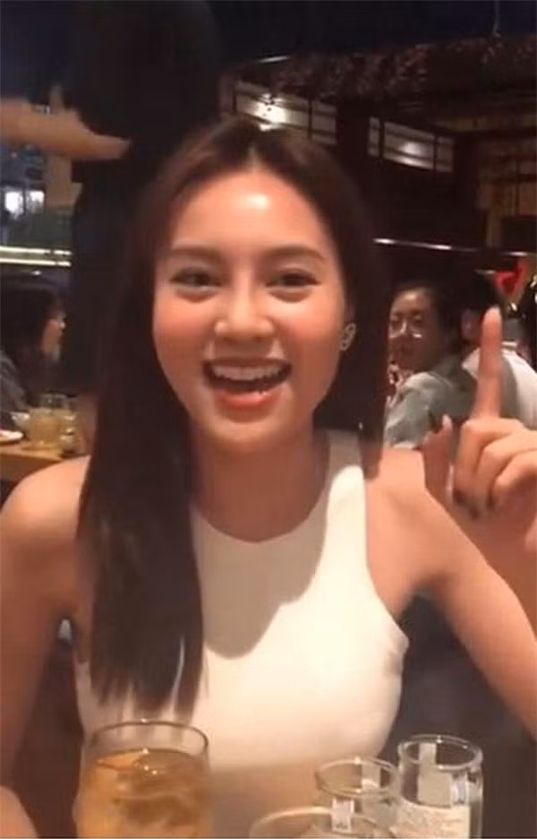 Ninh Dương Lan Ngọc hiện tại đang được đánh giá là mỹ nhân thế hệ mới của showbiz Việt. Xuất hiện trong đoạn clip quay tại nhà hàng cùng ánh sáng mờ mờ, Lan Ngọc vẫn cực xinh đẹp, rạng rỡ.