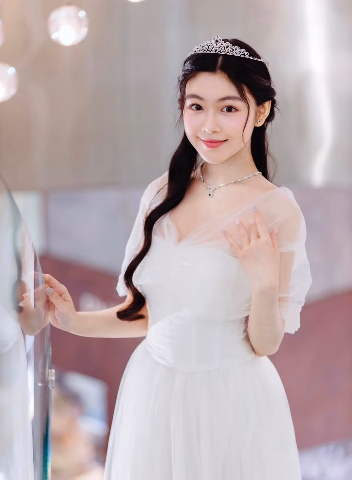 Trước đó, Quyền Linh từng chia sẻ rằng anh chưa có ý định để con gái gia nhập showbiz, mà muốn cô tập trung vào việc học tập trước tiên.