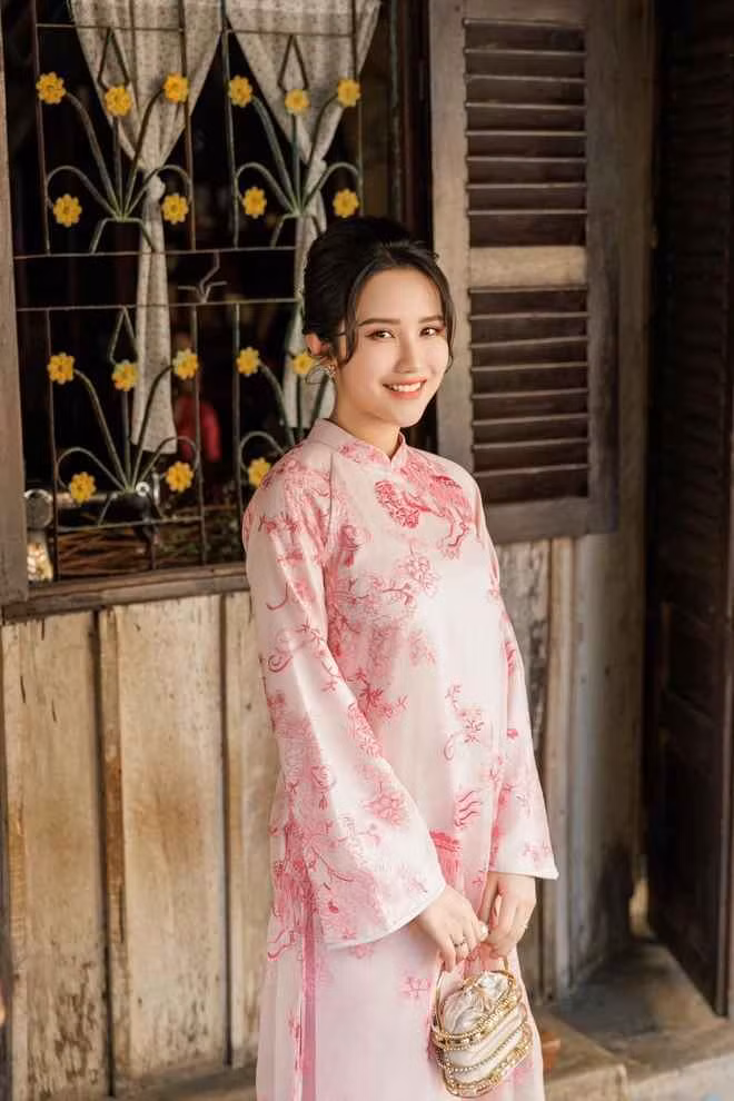 Mới đây, phu nhân TGĐ Saigon Square Phan Thành đã đăng tải loạt ảnh áo dài dịp Tết này cùng với các chị em.