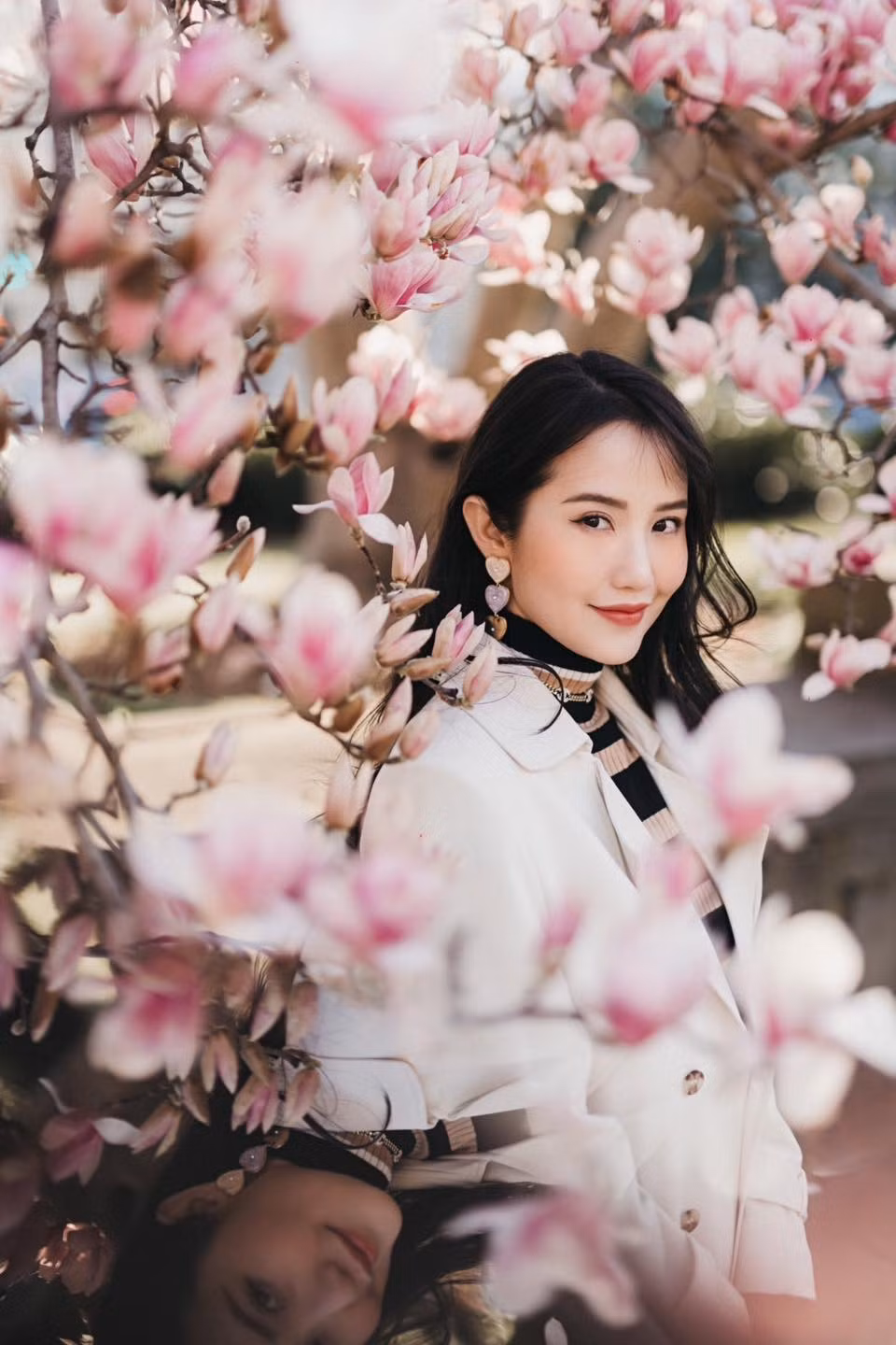 Đây cũng là lý do mà bạn bè, người thân và cư dân mạng để lại nhiều bình luận khen ngợi nhan sắc của Primmy Trương: “Nhìn không ai biết bỉm sữa luôn á chị”, “Ngày càng đẹp nè chị Thảo”, “Mẹ bỉm đẹp quá đi”, “Bạn này lấy chồng xong càng ngày càng đẹp luôn”,...