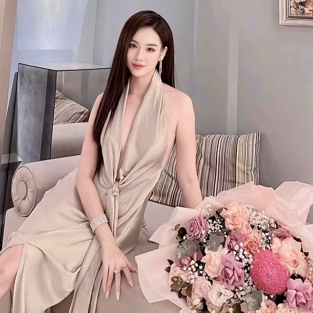 Ngọc Mai không ngại khoe đường cong nóng bỏng khi diện mẫu áo tắm hai mảnh quyến rũ. Nữ tiếp viên hàng không gốc Hải Phòng chú trọng đến vấn đề ăn uống, tập luyện để giữ gìn vóc dáng đẹp.