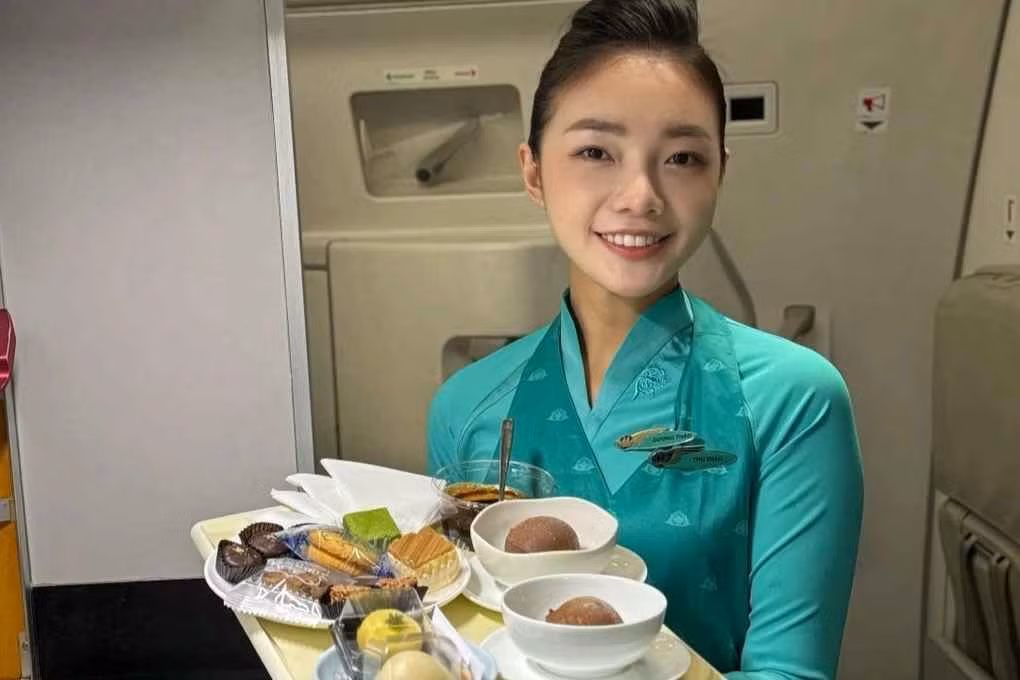 Dương Thu Thảo (SN 1992, TPHCM) là người mẫu ảnh, tiếp viên của hãng hàng không Vietnam Airlines. Cô được ưu ái gọi bằng danh xưng "Hoa khôi tiếp viên hàng không"