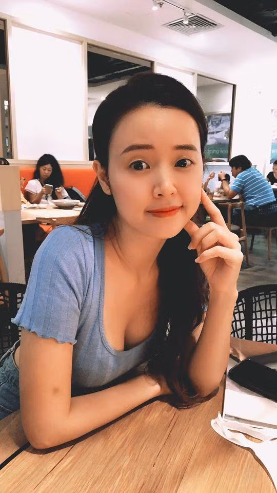  Midu là một trong những mỹ nhân có gu thời trang an toàn. Nữ giảng viên xinh đẹp này chuộng phong cách "kín cổng cao tường", đằm thắm, thanh lịch nên cứ mỗi lần mỹ nhân 8X hở bạo một chút là khiến fans phát sốt.
