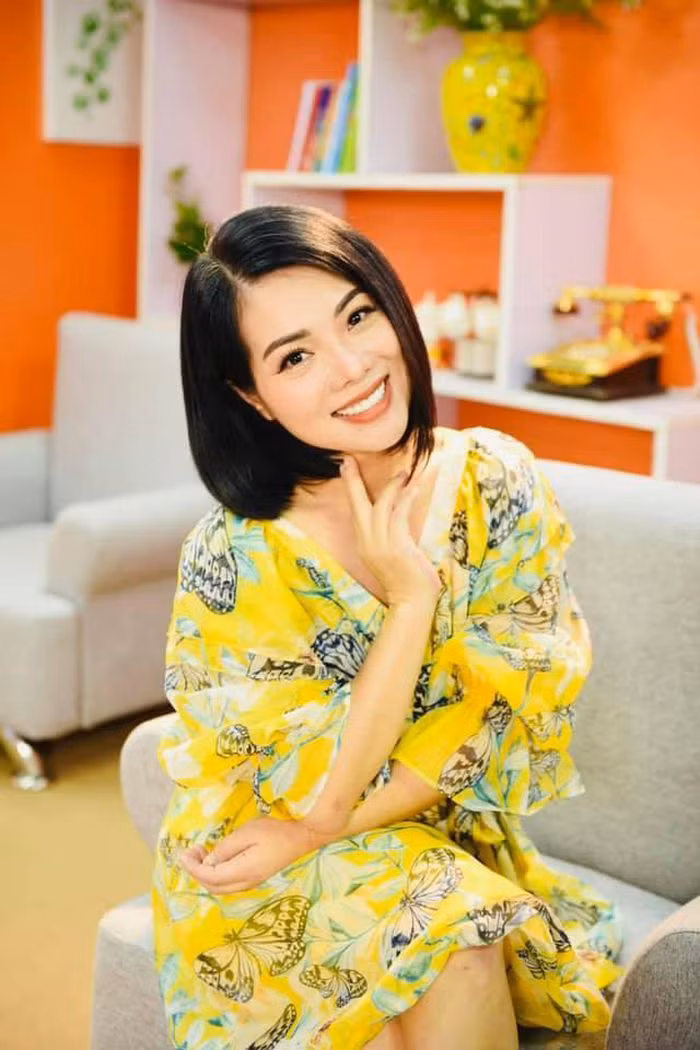 MC Bạch Dương từng chia sẻ: "Cuộc sống của tôi hiện tại khá bận rộn. Sự bận rộn đó chia đều ra cho mọi việc. Tôi chia sẻ thời gian của mình cho nhiều thứ khác nhau, từ việc phát triển nghề nghiệp cho đến việc nhà, làm công tác xã hội, những việc phát triển bản thân, một số cho những sở thích cá nhân".