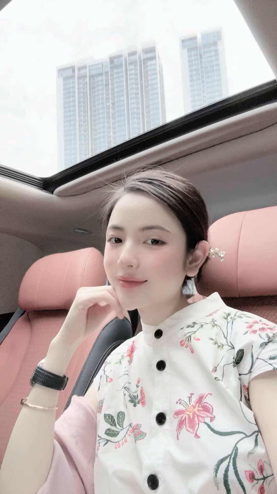 Chu Thanh Huyền chia sẻ trên trang cá nhân: "Huyền rất thích những ngày gần tết ra đường ngắm hoa".