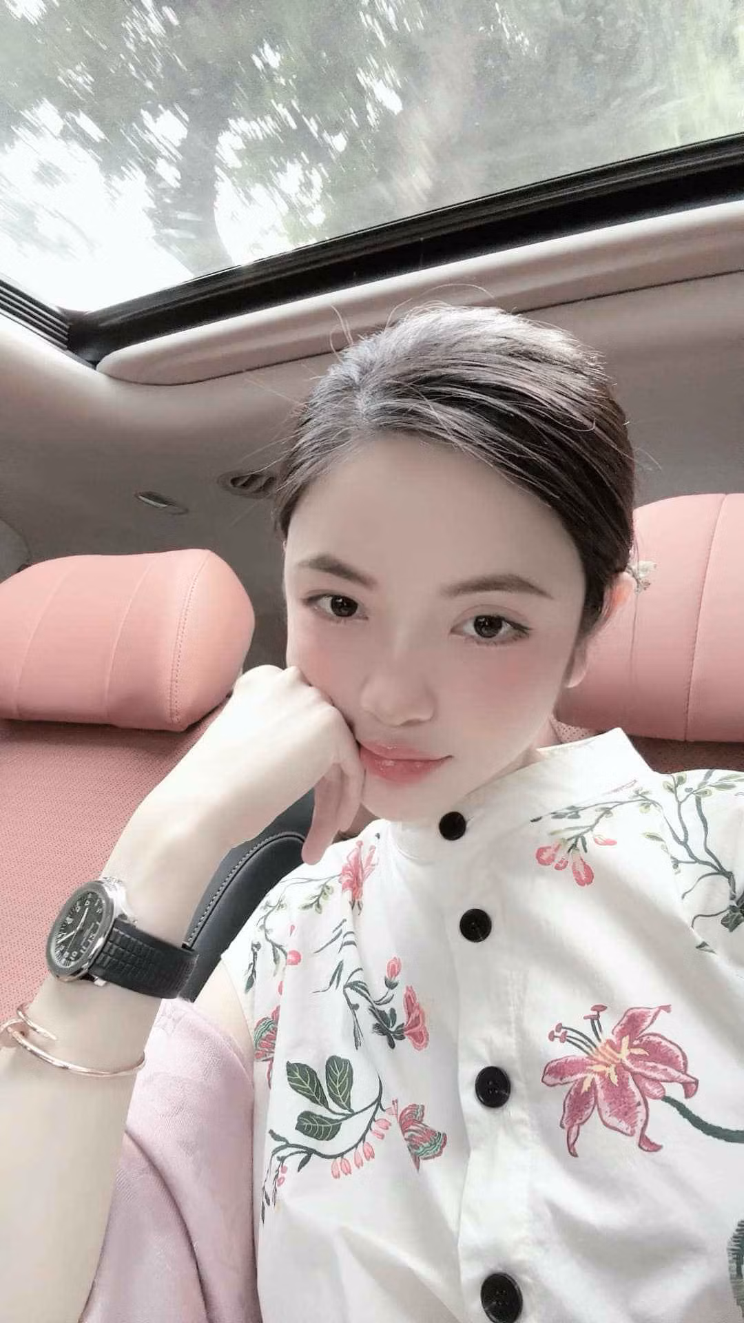 Vợ sắp cưới của tiền vệ Nguyễn Quang Hải thừa nhận rất thích ra đường ngắm hoa những ngày sắp cận kề. Cô nàng lên đồ xinh đẹp, diện váy hoa kết hợp búi tóc gọn gàng cài trâm cài tóc khiến dân tình hết lời khen ngợi.