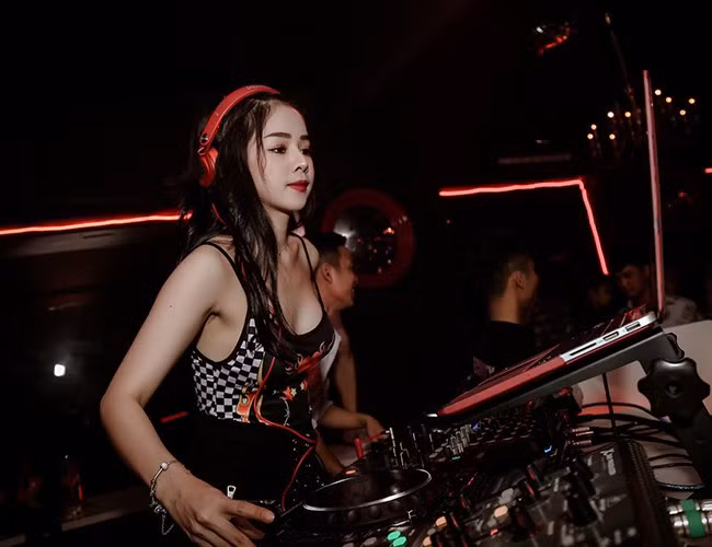 Học hết cấp 3, Mie thi vào trường cao đẳng Múa Việt Nam. Người đẹp nhớ lại, trong một lần đi show diễn cho DJ Lê Trình, cô biên đạo và biểu diễn bài Love you and love me. Sau một thời gian cả hai làm việc chung, 9X biết đến và hiểu hơn về nghề DJ.