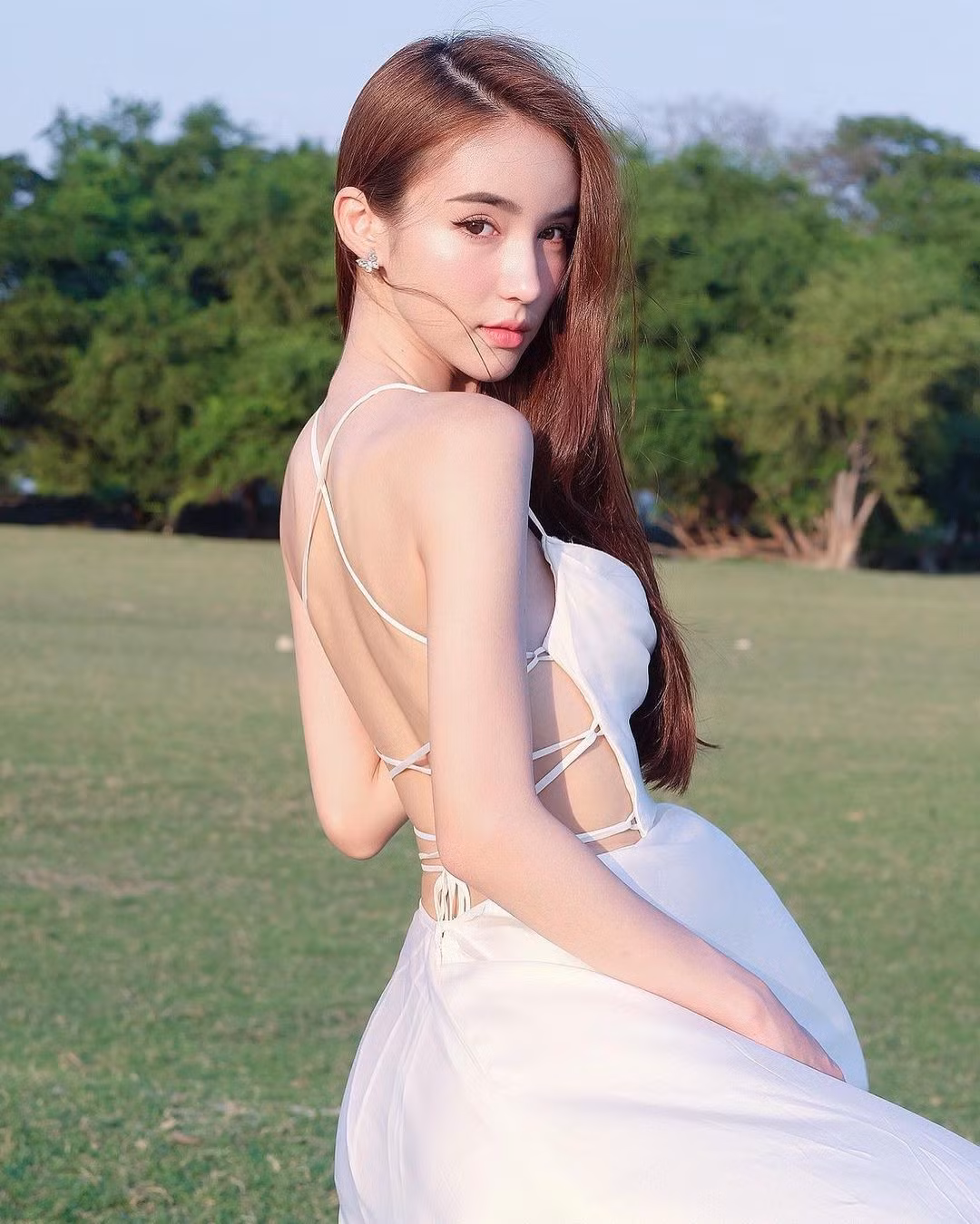 Yoshi là cử nhân Đại học Bangkok khoa truyền thông, phát thanh truyền hình. Trước đó, cô nàng chuyển giới này nổi tiếng trên mạng xã hội nhờ những hình ảnh xinh đẹp trên trang cá nhân.