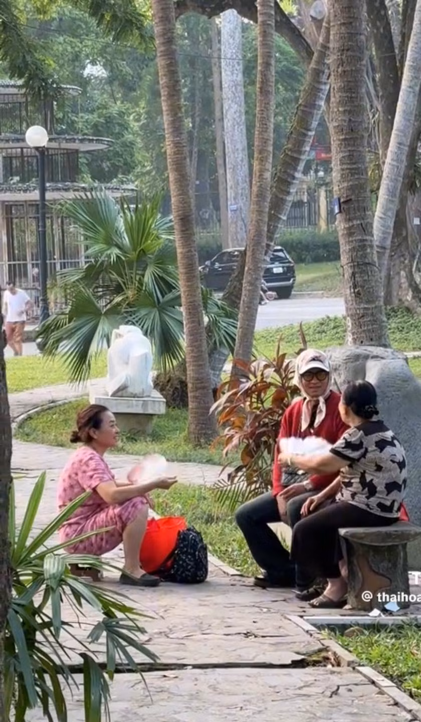 Mạng xã hội Tiktok thường đề xuất những video nhiều người trẻ diện outfit bà thím với set đồ khá..."luộm thuộm", cùng với chiếc khăn tựa như khăn mùi soa của các bà, các mẹ cột trên đầu.