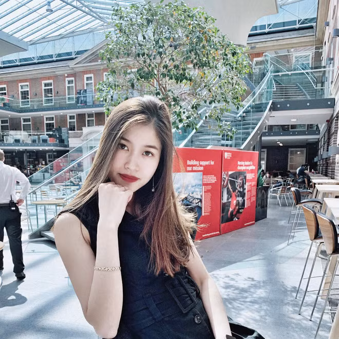 Và đến bây giờ, qua bao năm mọi thứ tôi giữ gìn và vẫn còn rất mới. Tôi vẫn dùng tất cả đồ dùng của mình tới tận khi nó hỏng không thể sửa, không thể sử dụng được nữa thì mới bỏ. Đấy! Đừng ai hỏi nữa". Vóc Đỗ chia sẻ thêm.