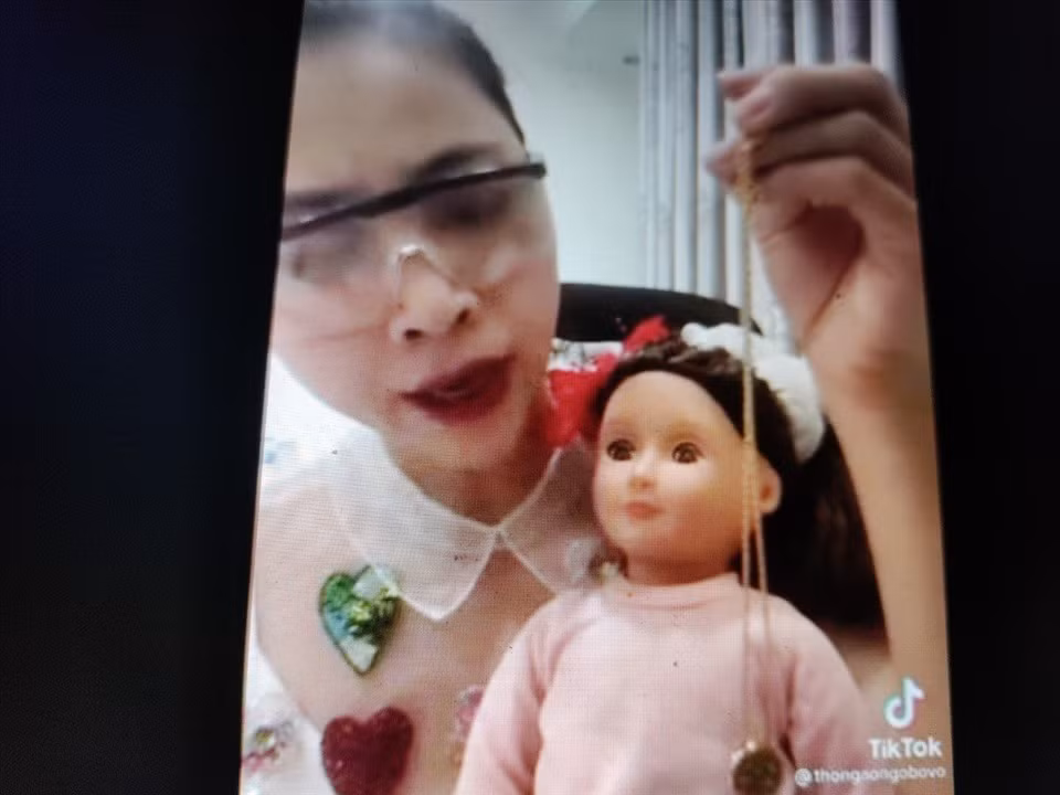 Những hình ảnh nói trên được cho là không thể chấp nhận được với một YouTuber làm nội dung cho đối tượng trẻ em.